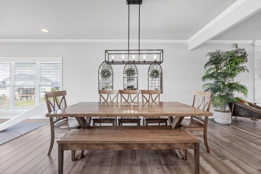 Dining room with chairs and bench seating.