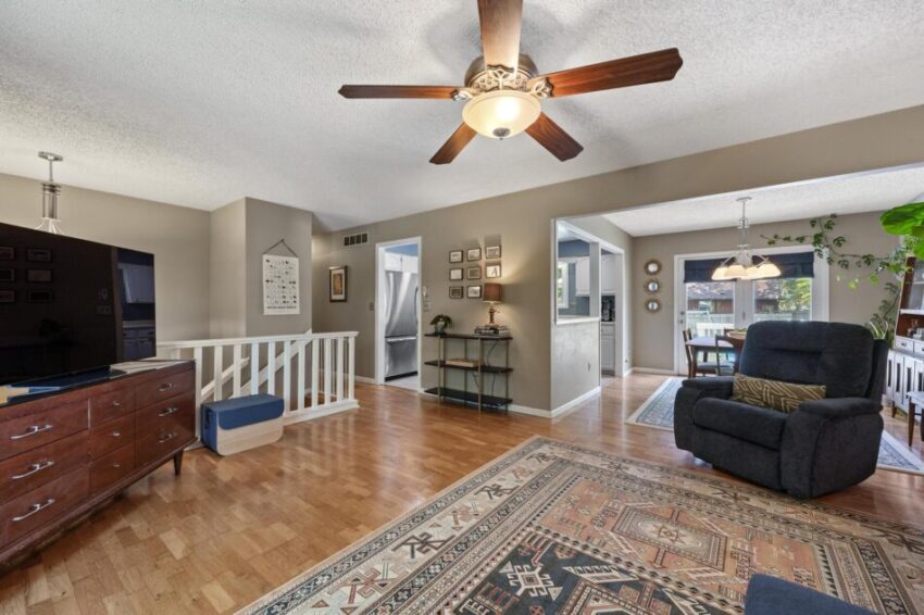 Living room with shining floors and ceiling plan.