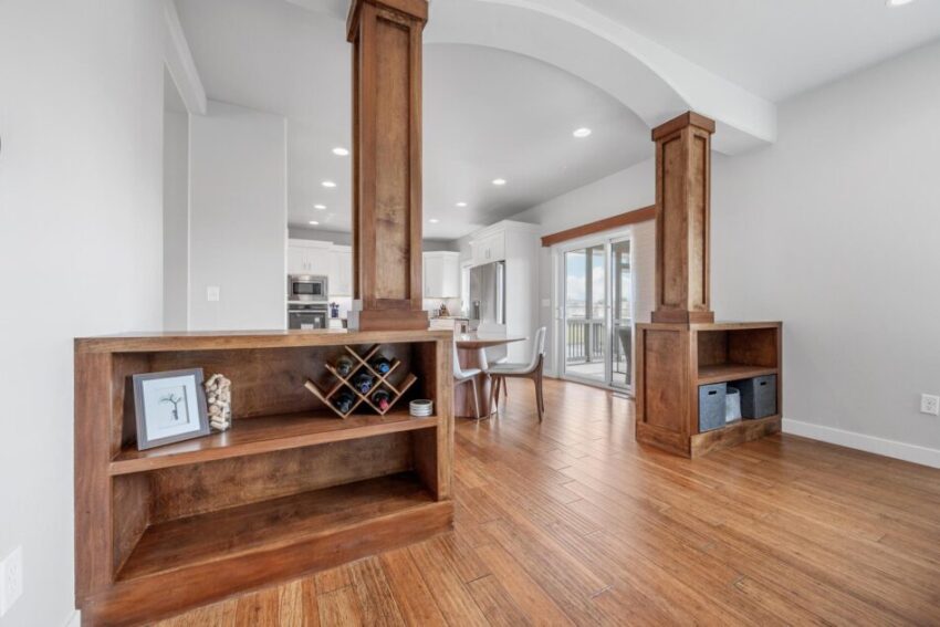 Built-in shelves and pillars between living room and dining room.
